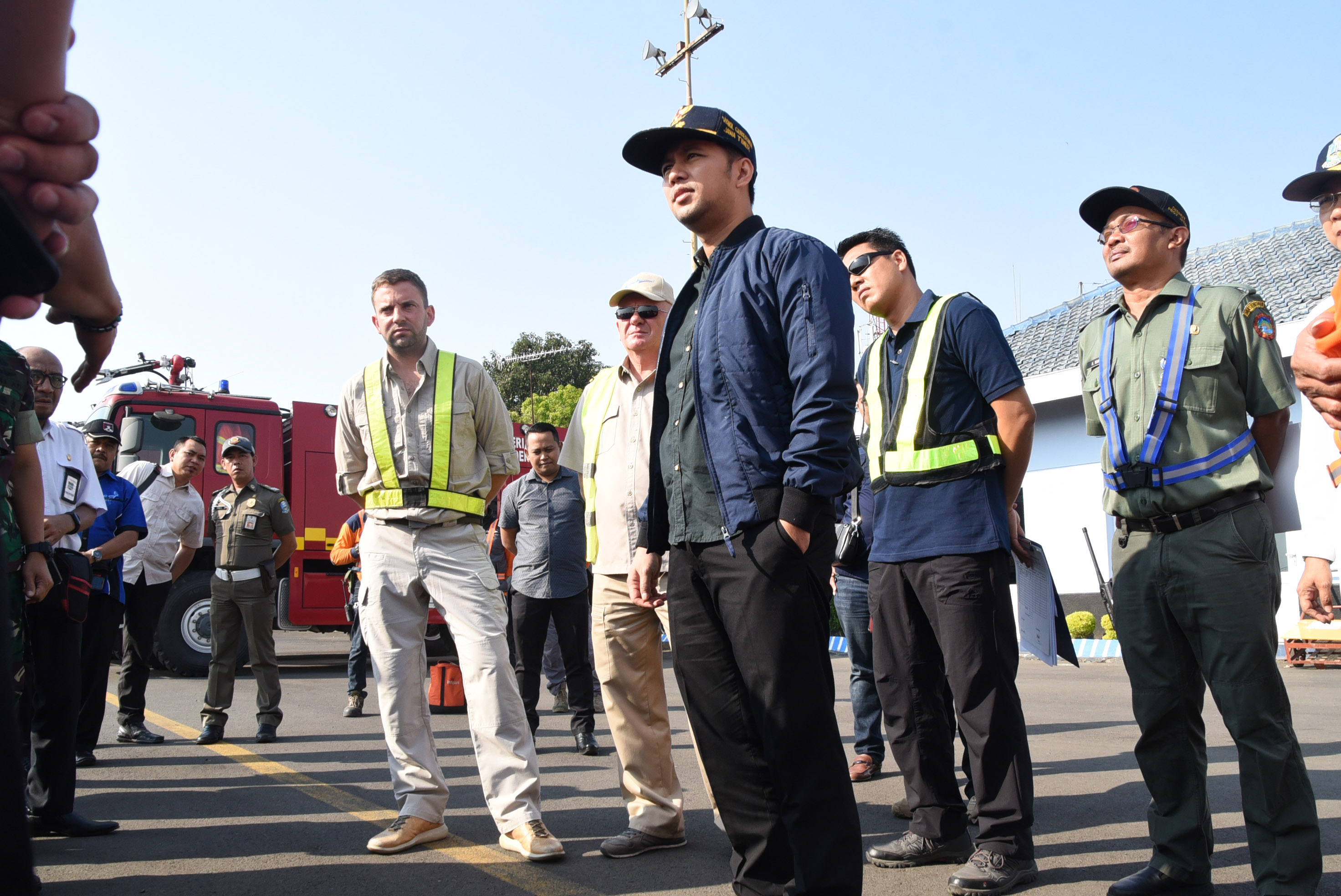 Wagub Jatim, Emil Dardak saat mengecek kesiapan water bombing menggunakan helikopter di Pangkalan Udara Abdul Rahman Saleh, Malang. (Foto: Istimewa/ngopibareng.id)