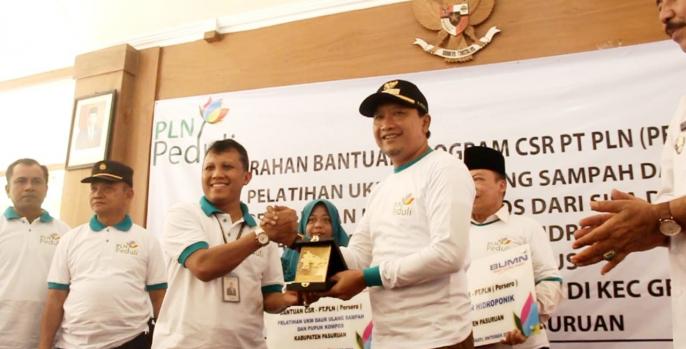 Bupati Irsyad Yusuf memberikan bantuan CSR dari PLN kepada masyarakat. (Foto: Dok Humas)