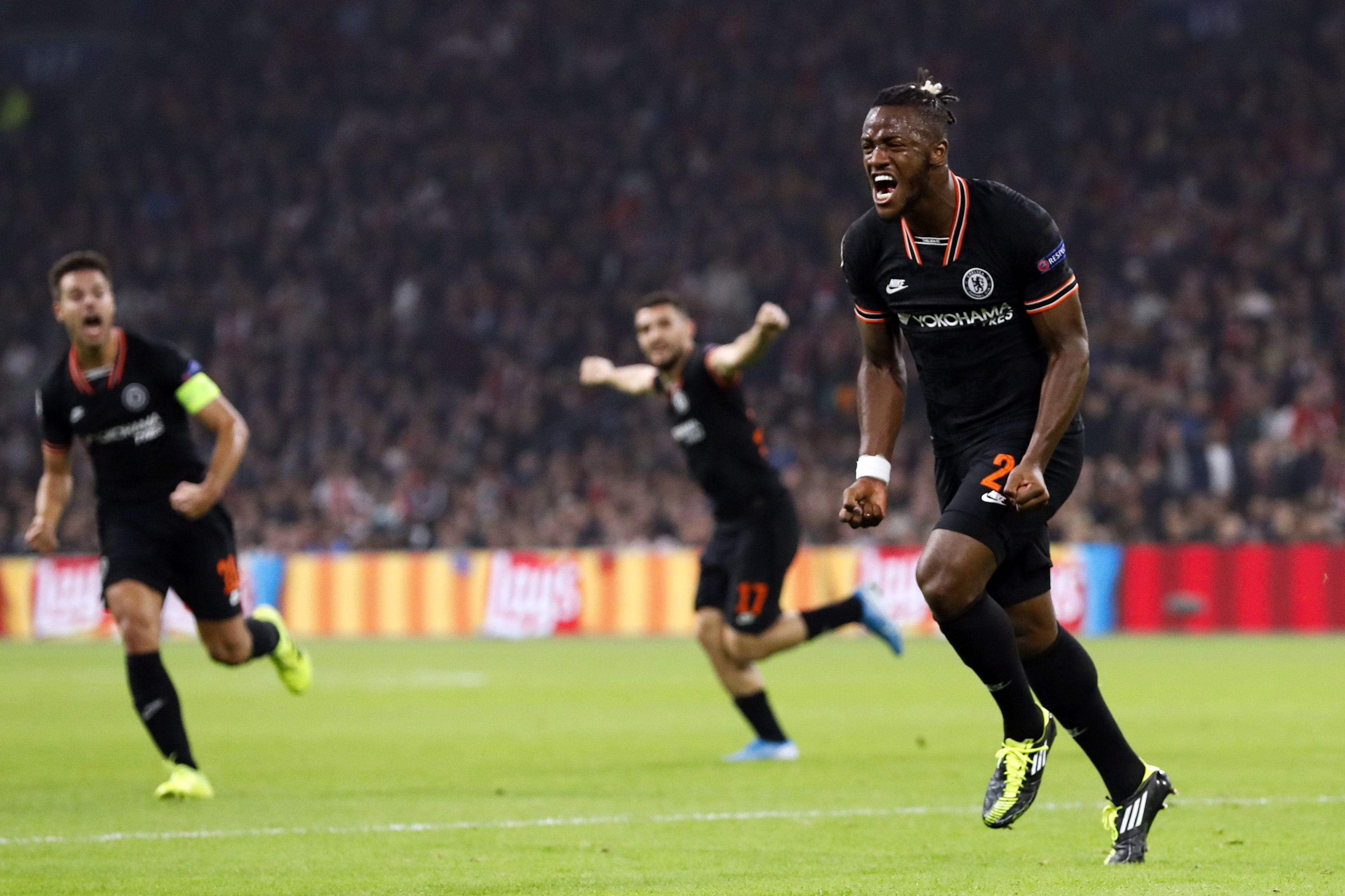 Michy Batshuayi merayakan golnya ke gawang Ajax dalam matchday ketiga Grup H Liga Champions. (Foto: Twitter/@ChelseaFC)