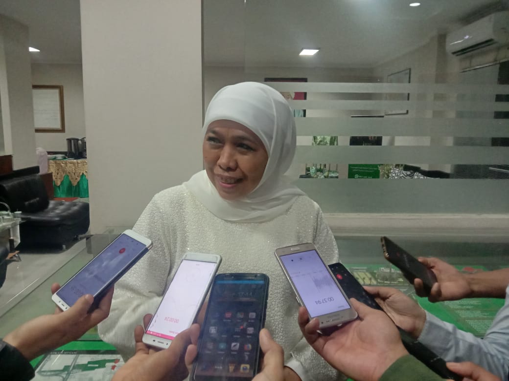 Gubernur Jawa Timur Khofifah Indar Parawansa saat memberikan keterangan kepada wartawan di Kantor Gubernur Jalan Pahlawan Surabaya, Kamis, 24 Oktober 2019. (Foto: Faiq/ngopibareng.id)