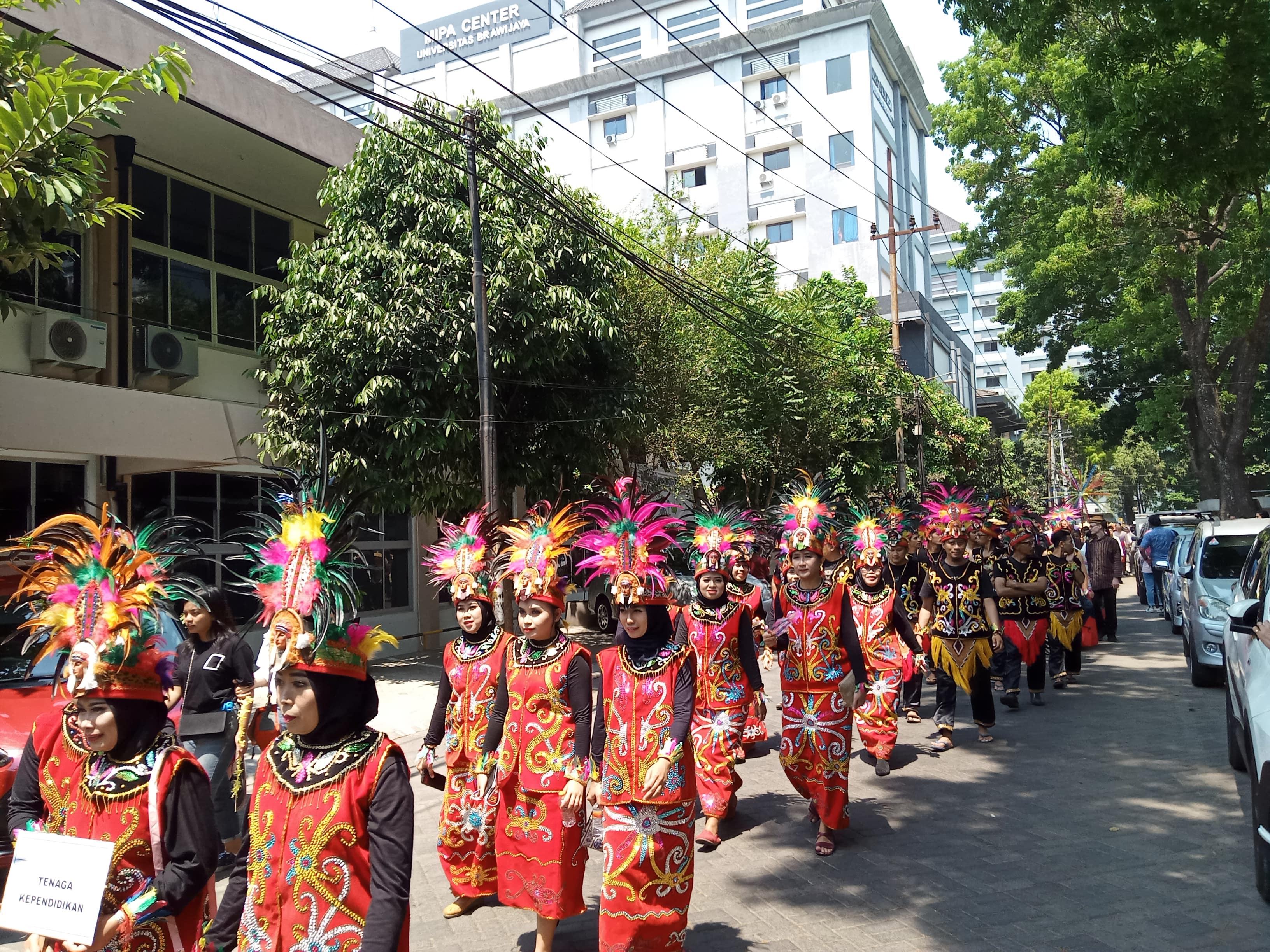 Kirab Phataka Budaya dari seluruh civitas akademika FIB UB dalam rangka Dies Natalis ke-10. (Foto: Theo/ngooibareng.id)