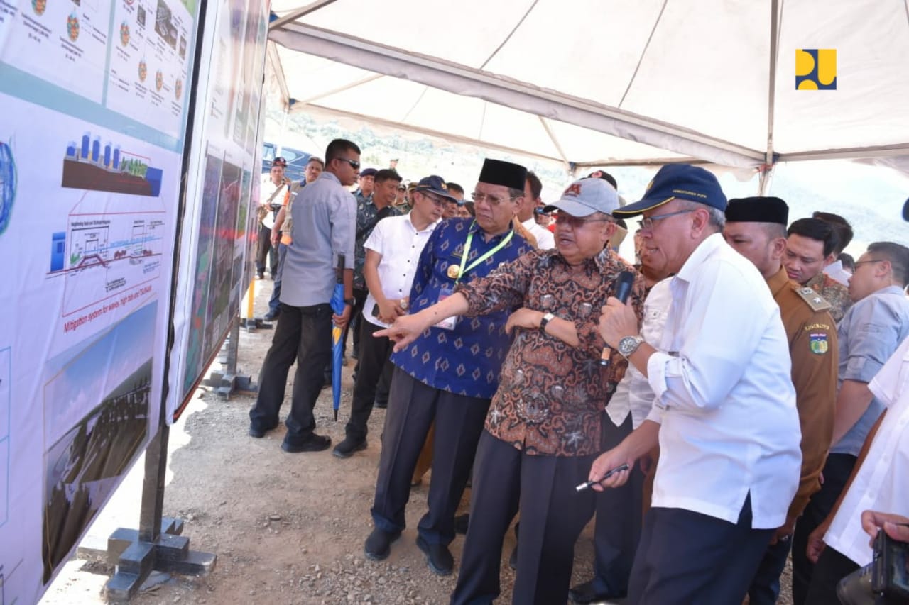 Wakil Presiden Jusuf Kalla saat meninjau proyek hunian tetap untuk korban gempa di Sulawesi Tengah. (Foto: Kementerian PUPR)