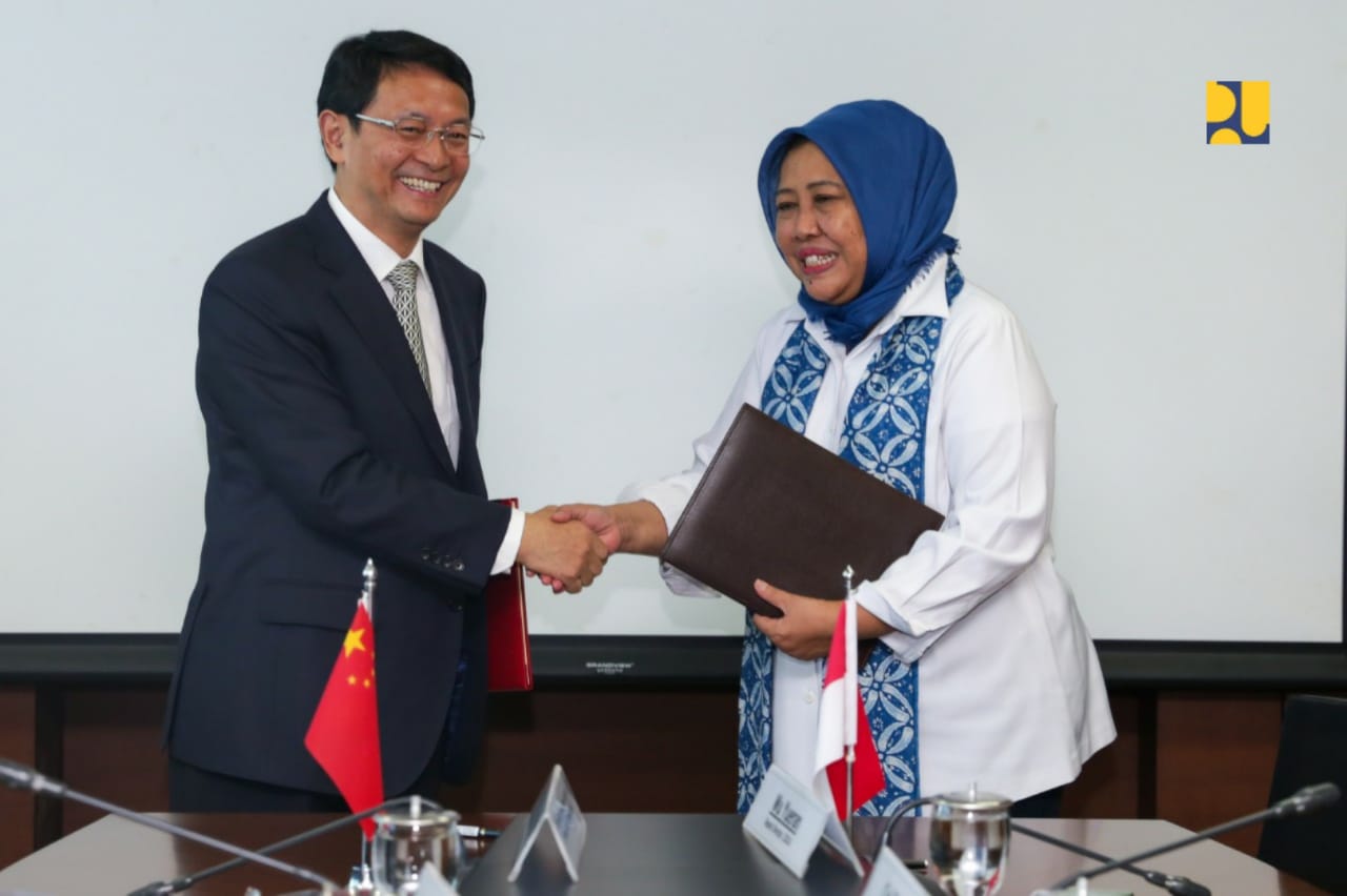 Sekretaris Jenderal PUPR Anita Firmanti dengan Vice Chairman China International Development Cooperation Agency (CIDCA) Deng Boqing usai menandatangani kerjasama di Gedung Kementerian PUPR, Rabu 16 Oktober 2019.