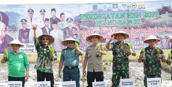 Bupati dan jajaran muspida Pasuruan menanam padi di hari santri yang digelar PC NU Bangil. (Foto: Dok Humas)