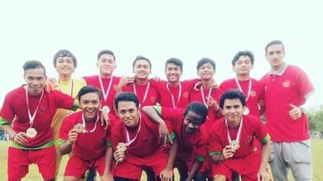 Ibnu Rahim, salah satu pemain sinetron Madun (kedua kanan bawah). (Foto: Instagram/@football.forfun)