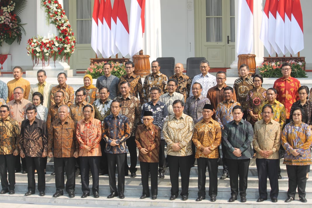 Presiden Joko Widodo (Jokowi) bersama Wakil Presiden (Wapres) Ma'ruf Amin pose bersama para menteri Kabinet Indonesia Maju, Rabu 23 Oktober 2019. (Foto: Asmanu/ngopibareng.id)