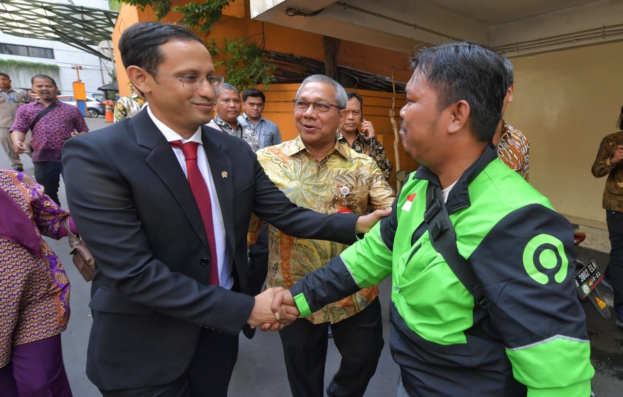 Mendikbud Nadiem Makarim bersama driver Gojek. (Foto: Asmanu/ngopibareng.id) 