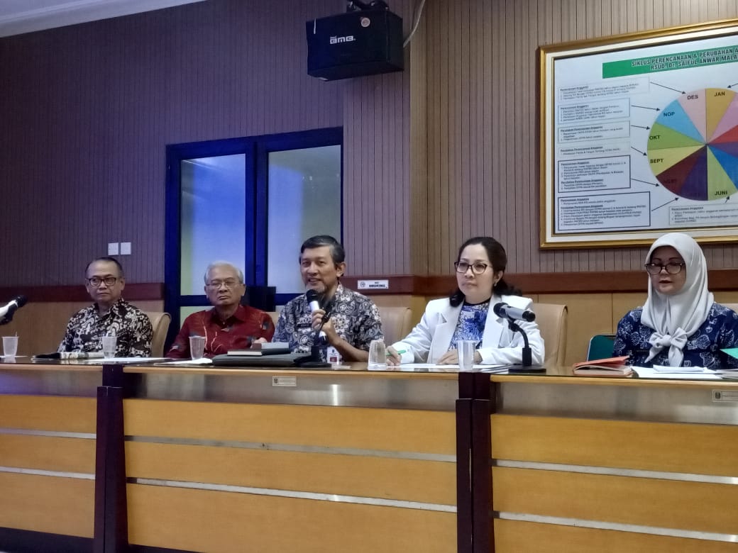 Kepala Dinkes Jatim, Kohar Hari Santoso (tiga dari kiri) dan Dokter Spesialis Anak, dr. Irene Ratridewi (jas putih) konferensi pers terkait wabah difteri di Rumah Sakit Saiful Anwar Kota Malang. (Foto: Istimewa)