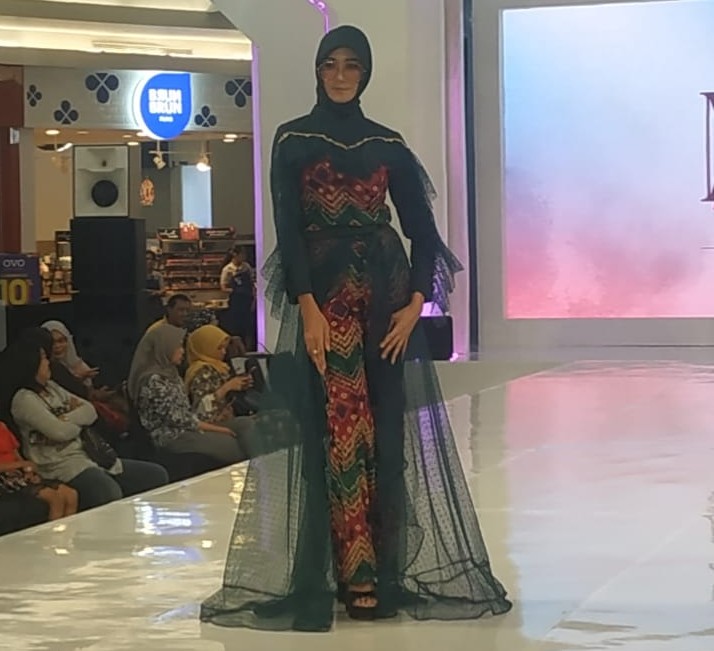 Kreasi batik bagi milenial muslim karya Riris Ghofir. (Foto: Pita/ngopibareng.id)