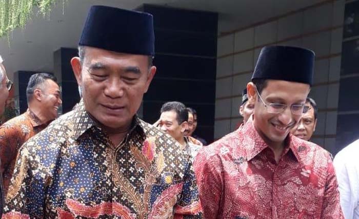 Mendikbud Nadiem Makarim bersama Menko PMK Muhadjir Effendy berjalan menuju Masjid Maitut Tholibin, Kemendikbud untuk sholat Jumat. (Foto:CNBC)berjalan