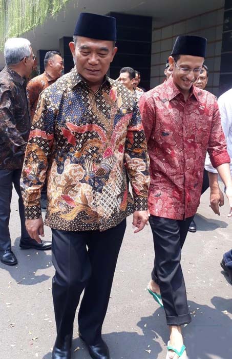 Mendikbud Nadiem Makarim bersama Menko PMK Muhadjir Effendy berjalan menuju Masjid Maitut Tholibin, Kemendikbud untuk sholat Jumat. (Foto:CNBC)berjalan