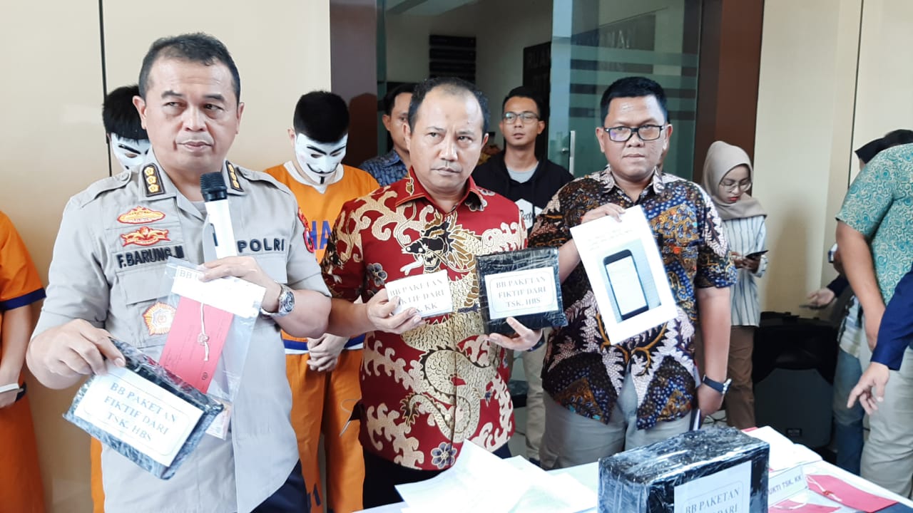 Kabid Humas Polda Jatim Frans Barung Mangera saat konferensi pers ungkap kasus Go Food fiktif. (Foto: Istimewa)