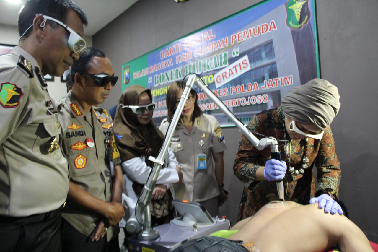 Kapolrestabes Surabaya Kombes Pol Sandi Nugroho saat menyaksikan langsung penghapusan tato pada salah satu Bonek di RS Bhayangkara Surabaya. (Foto: Faiq/ngopibareng.id)