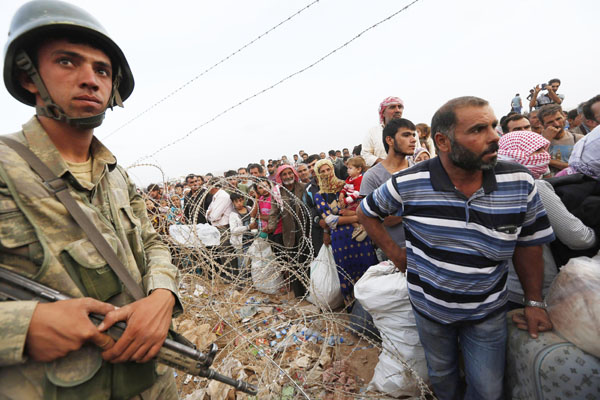 Warga Kurdi Suriah, mengungsi untuk menghindari serangan Turki, tiba di Bardarash pinggiran kota Dohuk, Irak. (Foto: afp)