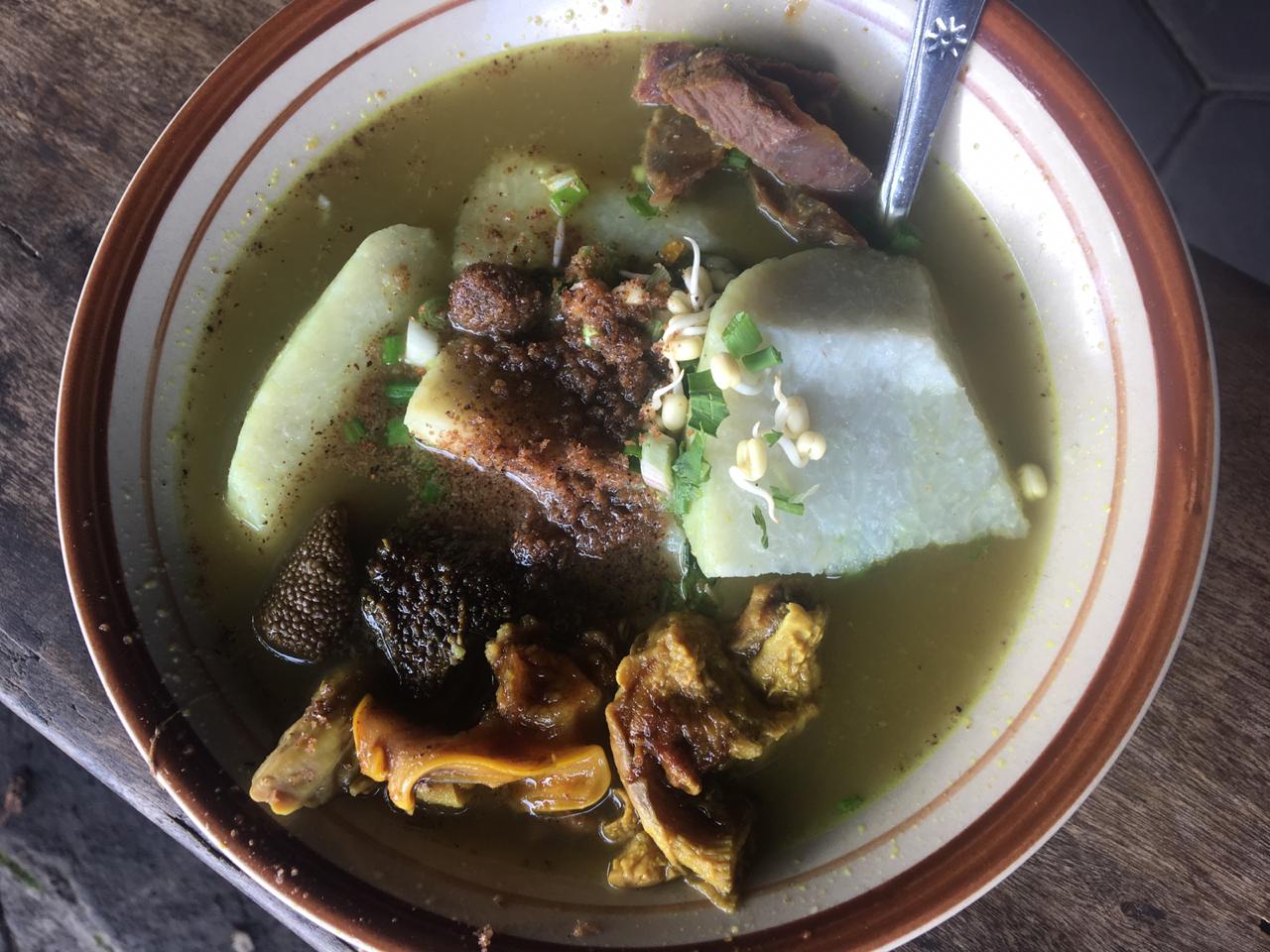 Satu mangkuk Soto Sawah Kambing Pak Tosim. (Foto; theo/ngopi bareng.id)