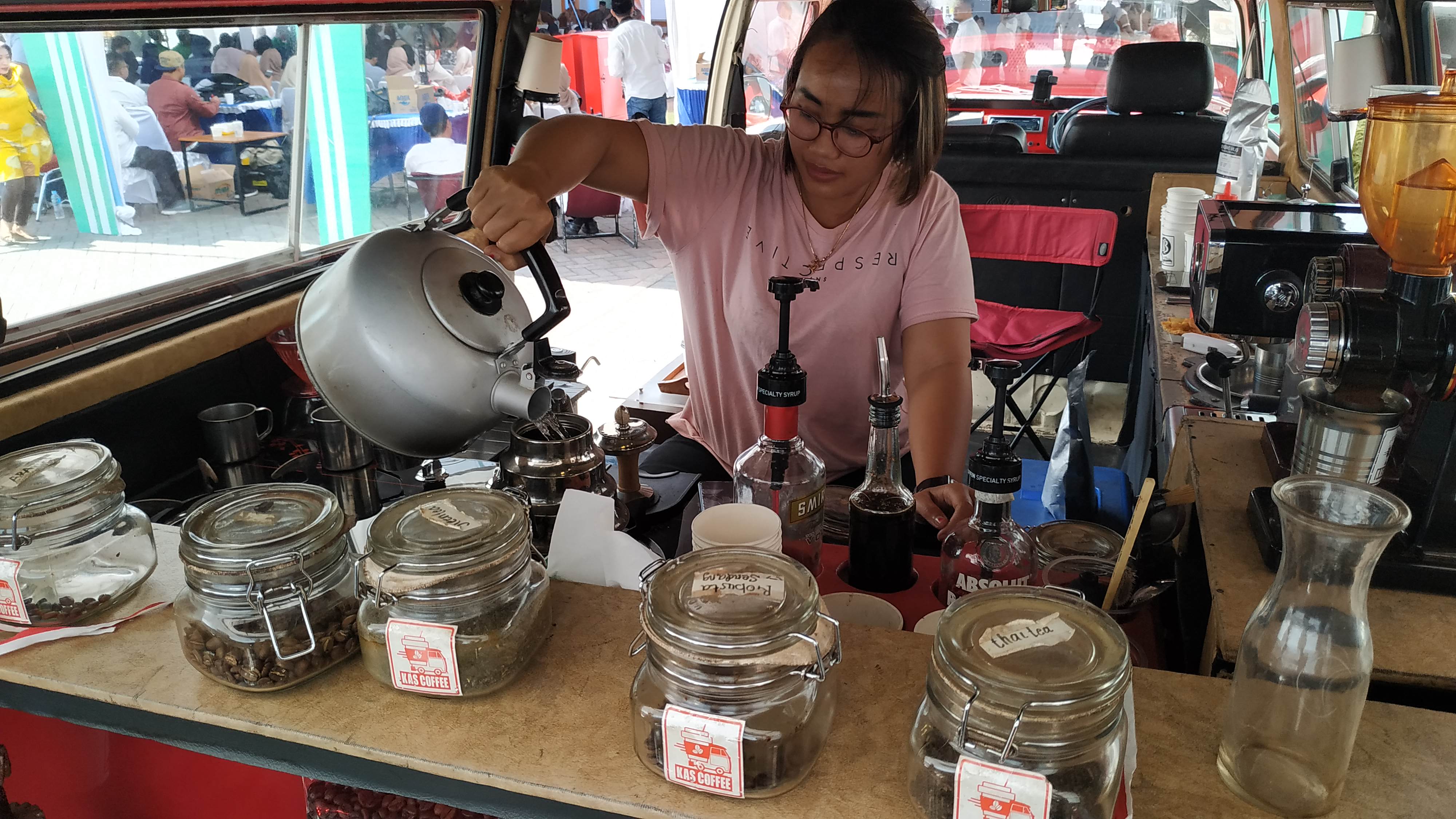 Ada kenikmatan kopi khas lereng Wilis di dalam food truck. (Foto: Fendi/ngopibareng.id)