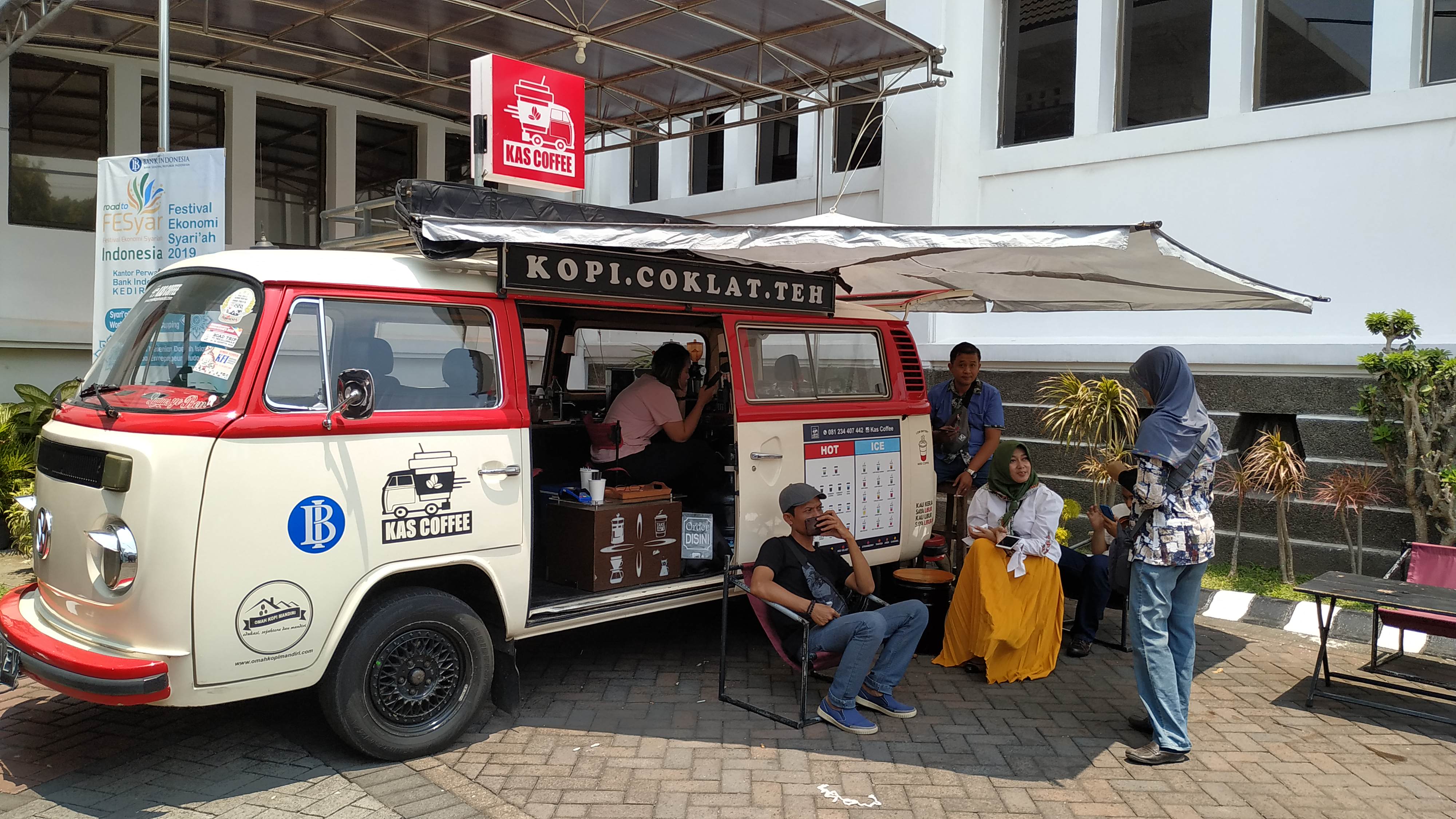 Food Truck yang menjual kopi petani lereng Gunung Wilis binaan Bank Indonesia. (Foto: Fendi/ngopibareng.id)