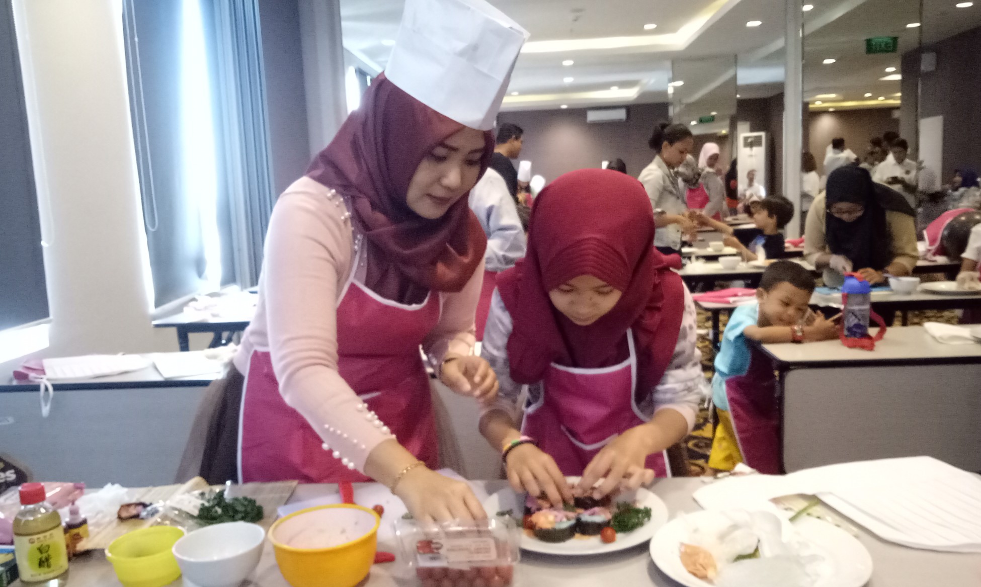 Dewi Prinaty dan putrinya, Bianca Adi Safira, saat melakukan kegiatan memasak bersaama, Sabtu, 26 Oktober 2019. (Foto: Pita/ngopibarenh.id)