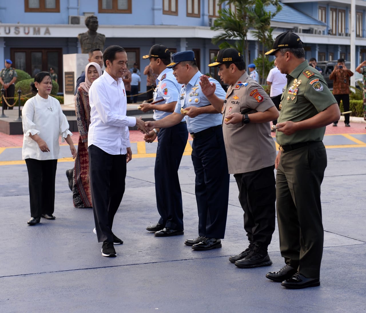 Presiden Joko Widodo (Jokowi) didampingi Ibu Negara Iriana Jokowi waktu akan meninggalkan Lanud TNI AU Halim Perdana Kusuma menuju Papua. (Foto: Setpres)