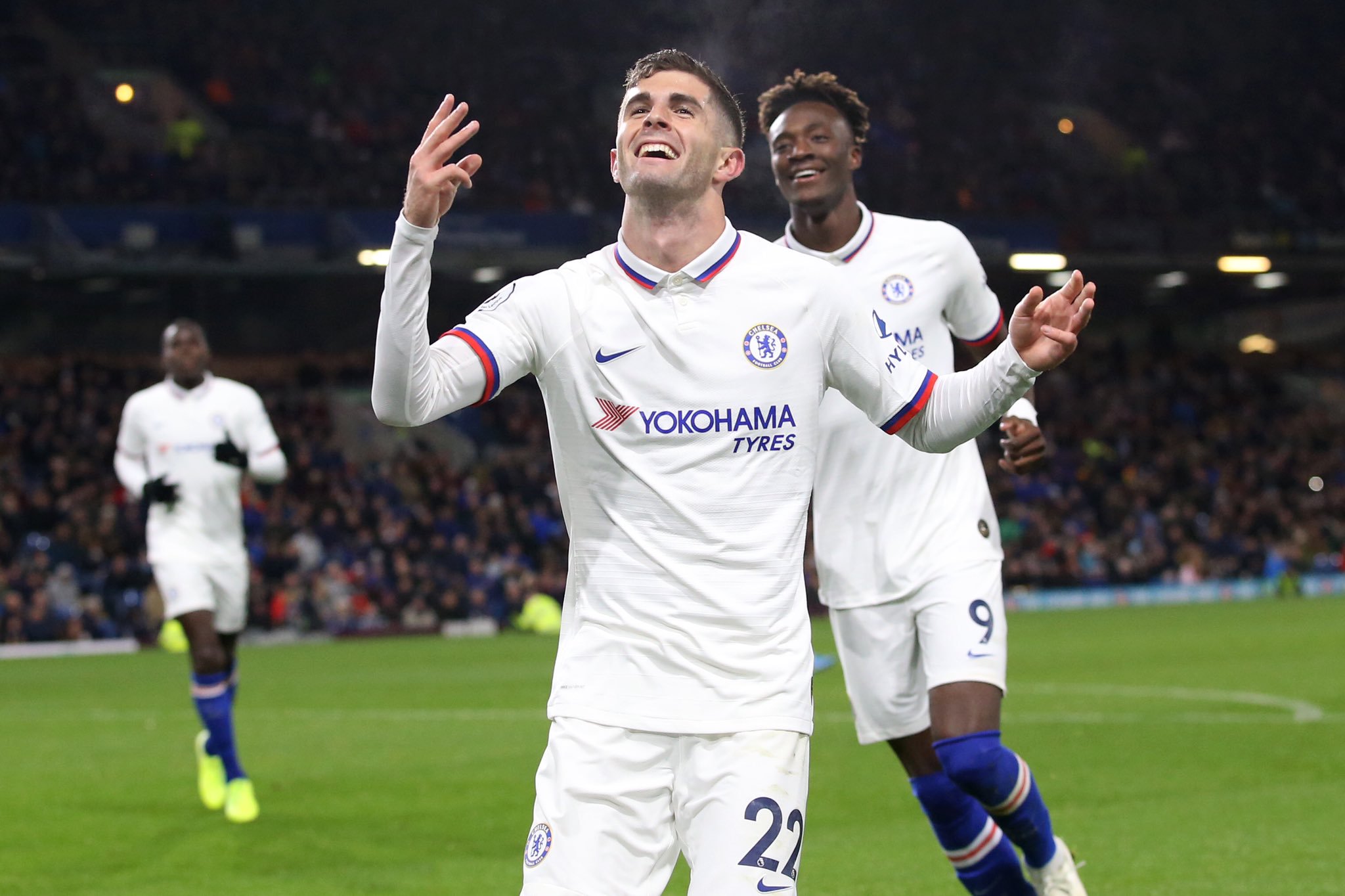 Christian Pulisic merayakan golnya ke gawang Burnley. (Foto: Twitter/@ChelseaFC)