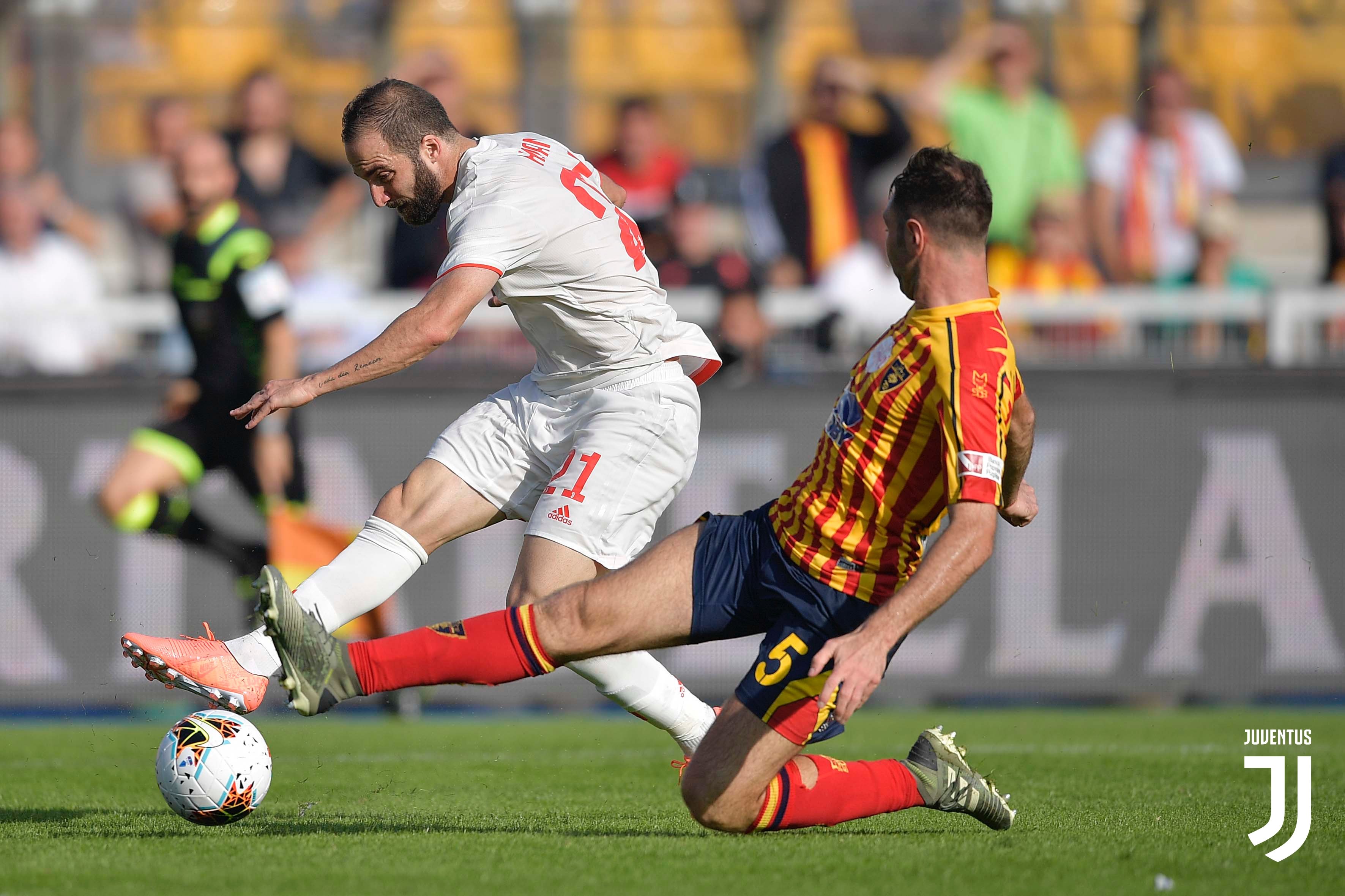 Gonzalo Higuain tak mampu menembus pertahanan rapat Lecce. (Foto: Twitter/@juventusfc) 