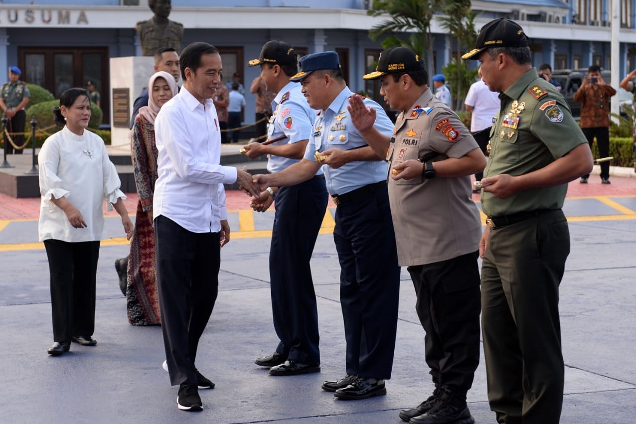 Presiden waktu meninggalkan Lanud TNI AU Halim Perdana Kusuma menuju Papua. (Foto: Setpres)