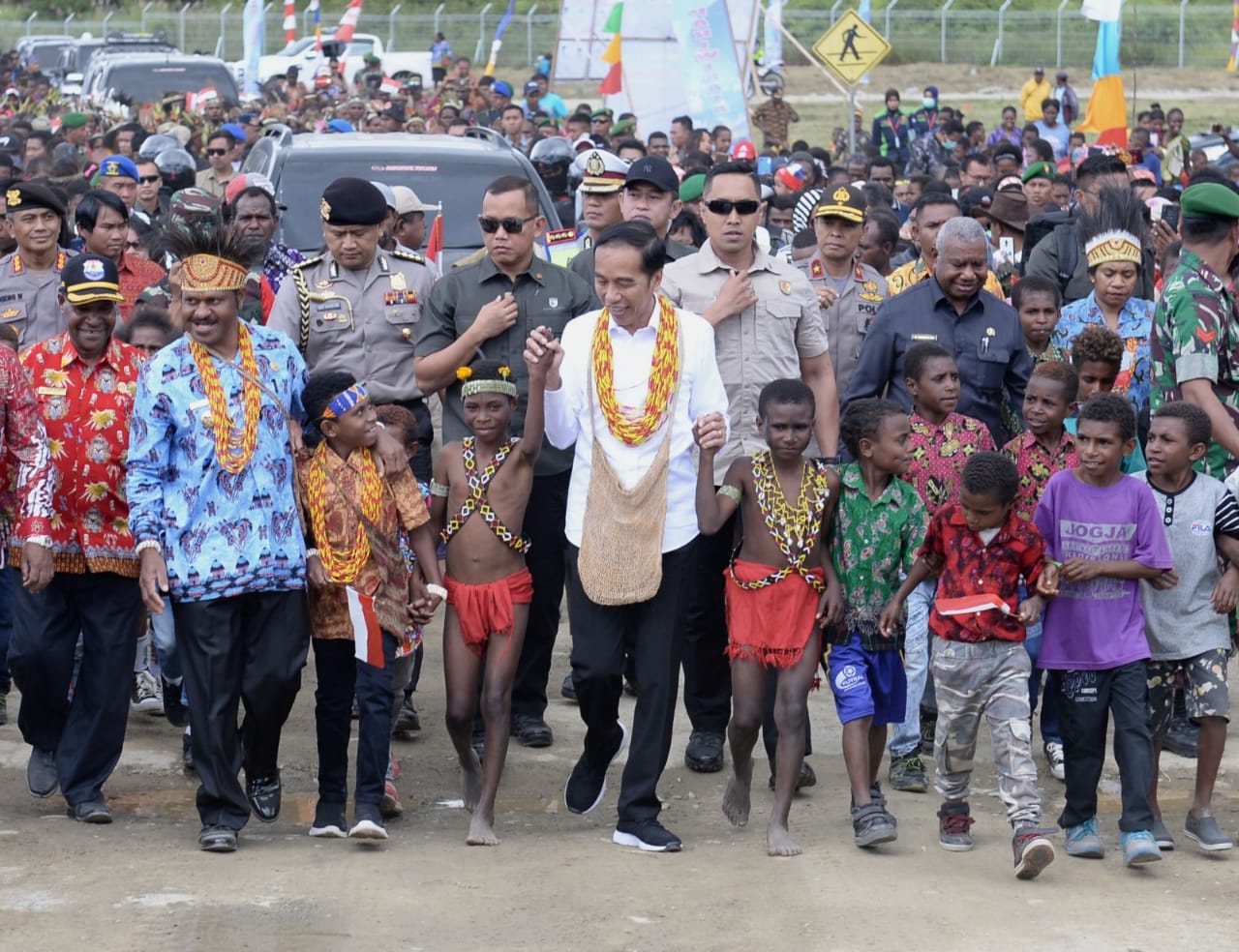 Presiden Joko Widodo bersama masyarakat pegunungan Arfak. Presiden janjikan bangun jalan. (Foto: Setpres)