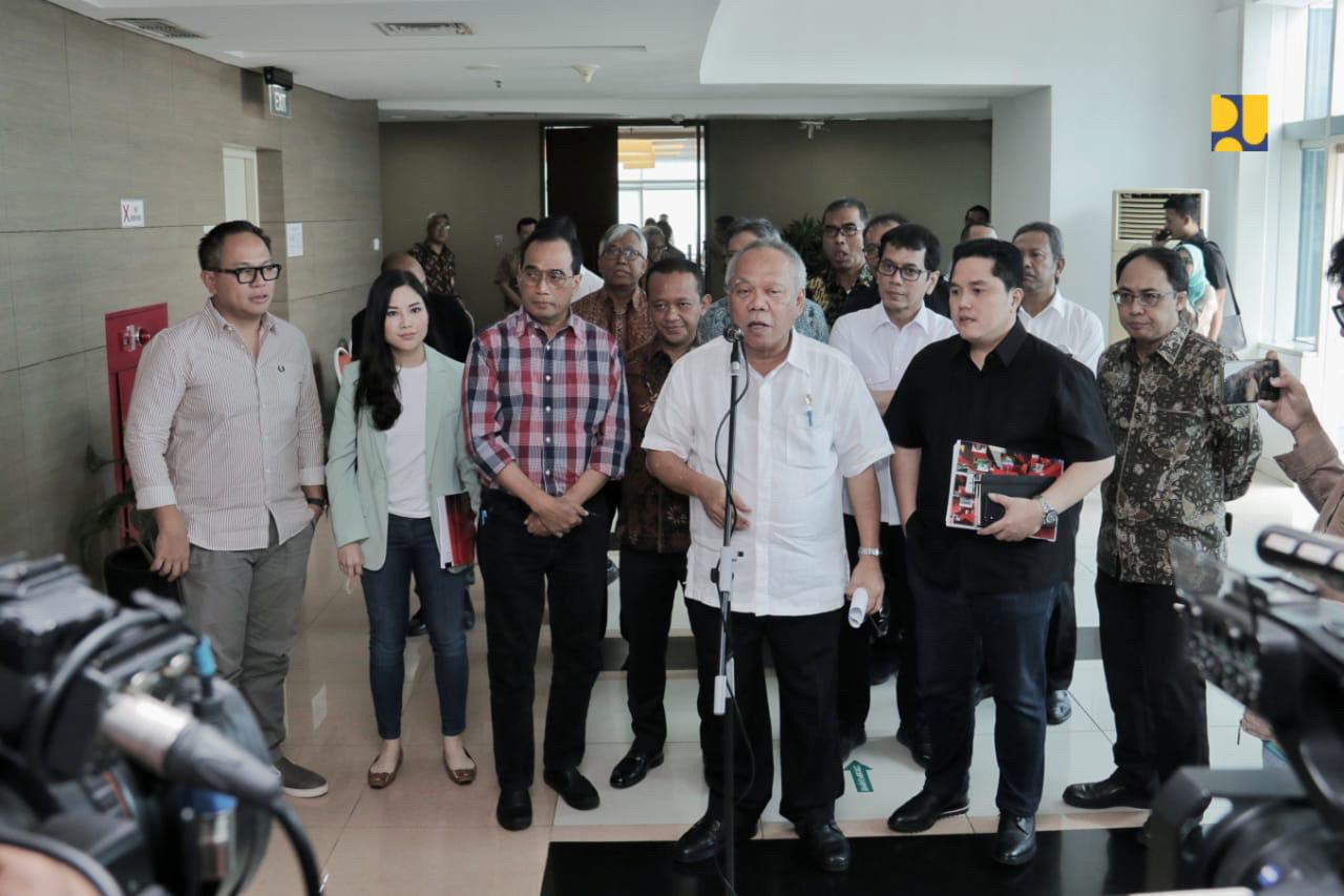 Menteri Basuki saat memberikan keterangan usai pertemuan dengan lima menteri di Gedung Kementerian PUPR, Sabtu pagi sampai siang, 26 Oktober 2019. (Foto: Kementerian PUPR)