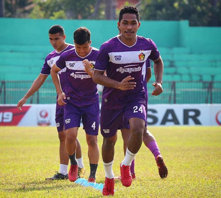 Pemain Persik Kediri Alex Van Djin, tenaganya dibutuhkan di fase 8 besar. (Foto: Istimewa)
