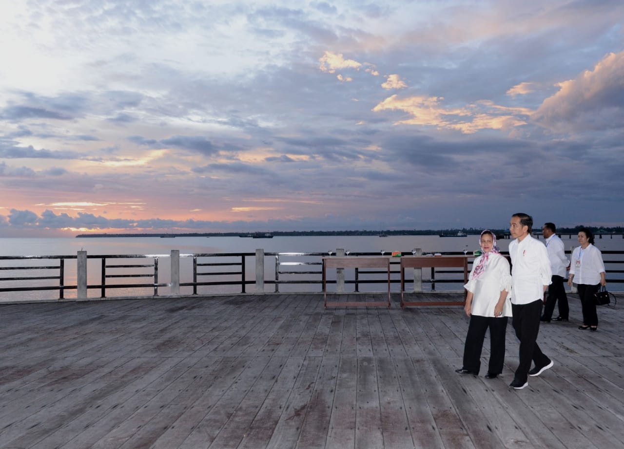 Presiden Joko Widodo dan Ibu Negara Iriana untuk menikmati senja di Kaimana. (Foto: Setpres)