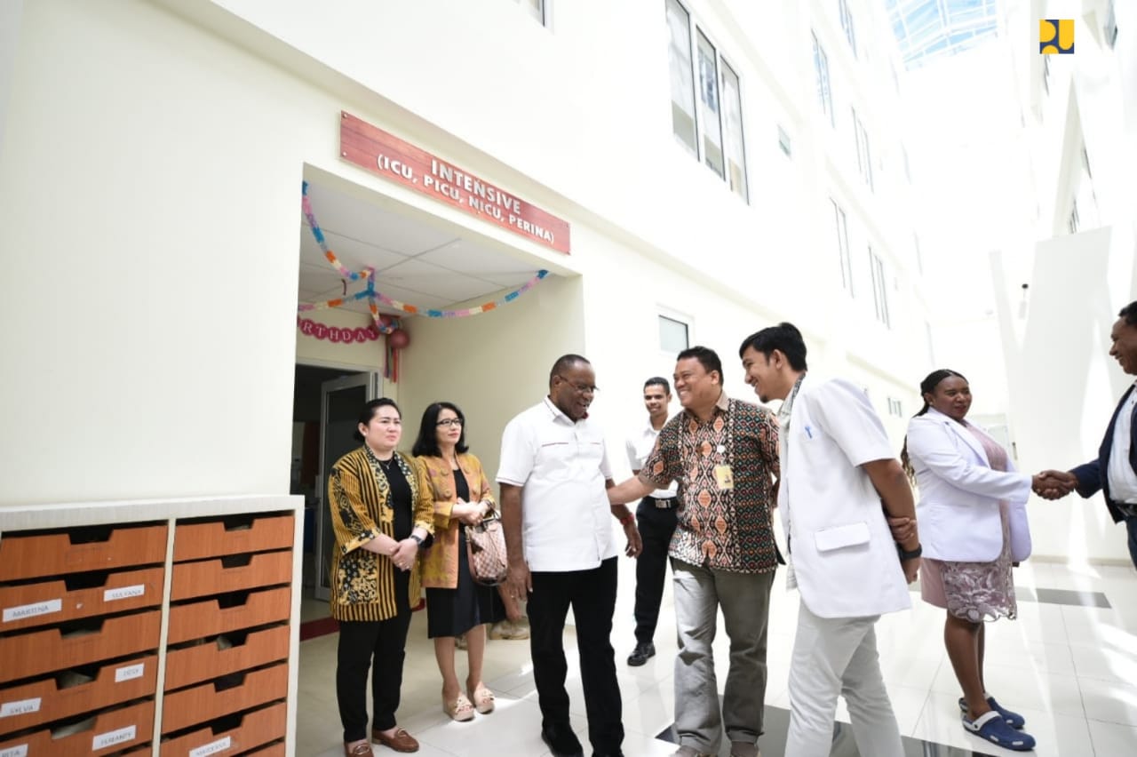 Wakil Menteri (Wamen) PUPR, John Wempi Wetipo usai membesuk kedua korban di RS Provita Jayapura, Minggu 27 Oktober 2019. (Foto: Kementerian PUPR)