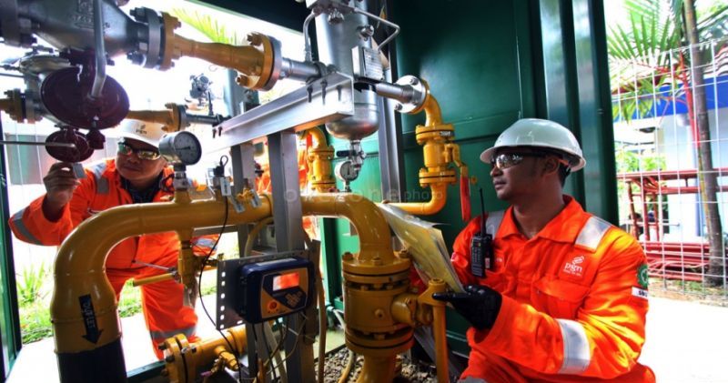 Petugas PGN sedang memeriksa jaringan gas milik PGN. (Foto: Dokumentasi PGN)