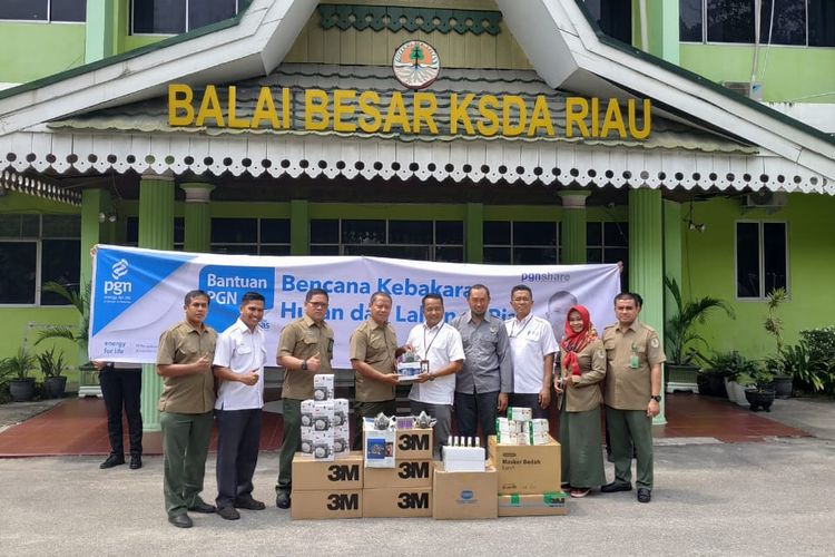  Perwakilan PT Perusahaan Gas Negara Tbk. (PGN) berfoto bersama dengan perwakilan penerima manfaat Balai Besar Konservasi Sumber Daya Alam (BKSDA) usai penyerahan bantuan kepada masyarakat korban bencana kabut asap dan kebakaran hutan (Karhutla) di Riau (8/10/2019). (Foto: Dokumentasi Humas PT Perusahaan Gas Negara Tbk (PGN).