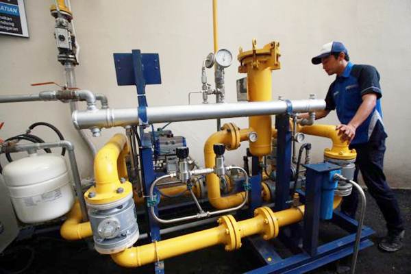 Petugas sedang memeriksa jaringan gas milik PGN. (Foto: Dokumentasi PGN)