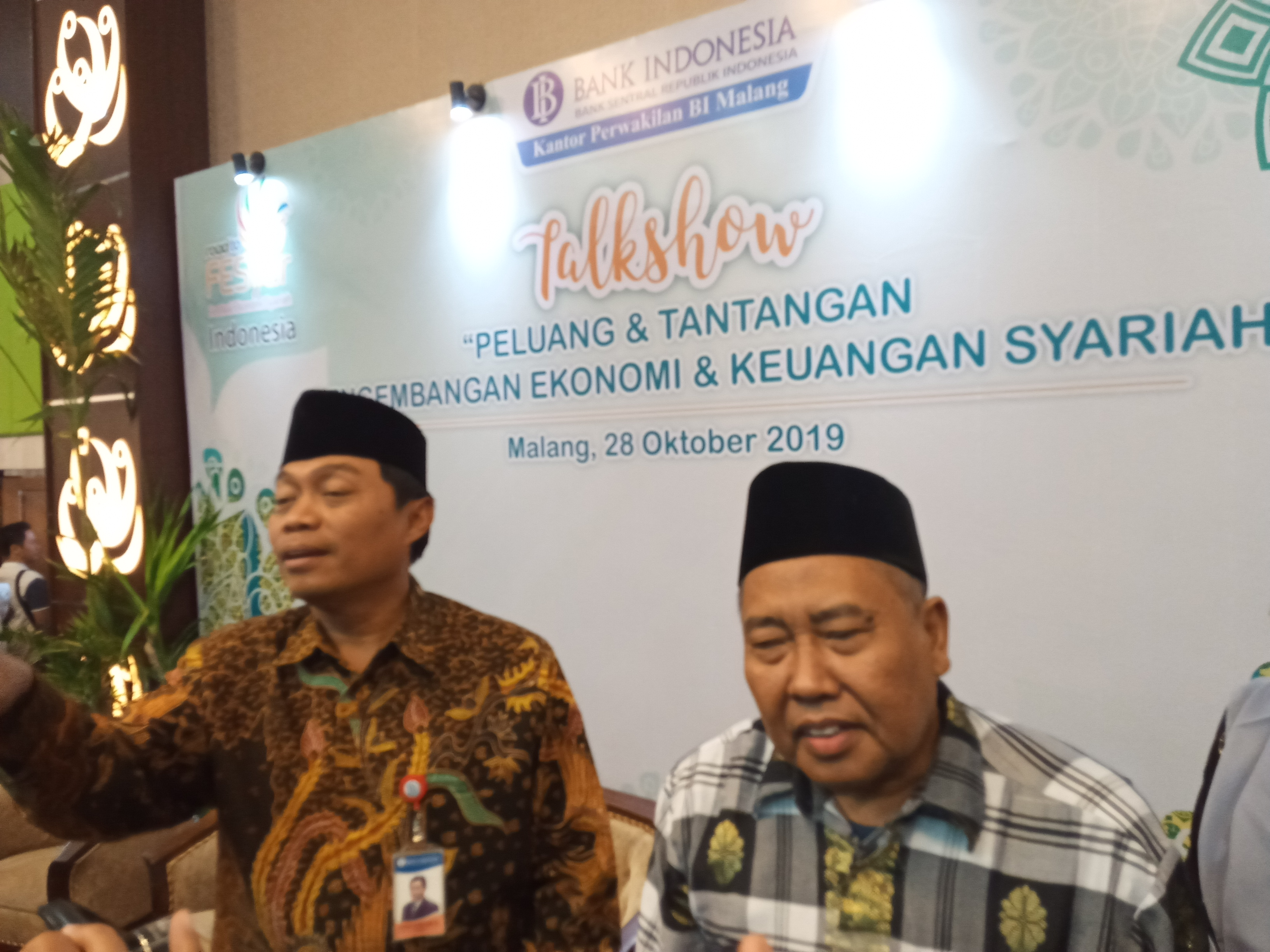 Kepala Perwakilan BI Malang, Azka Subhan (Batik Cokelat) saat ditemui usai acara (Theo/ngopibareng.id)  