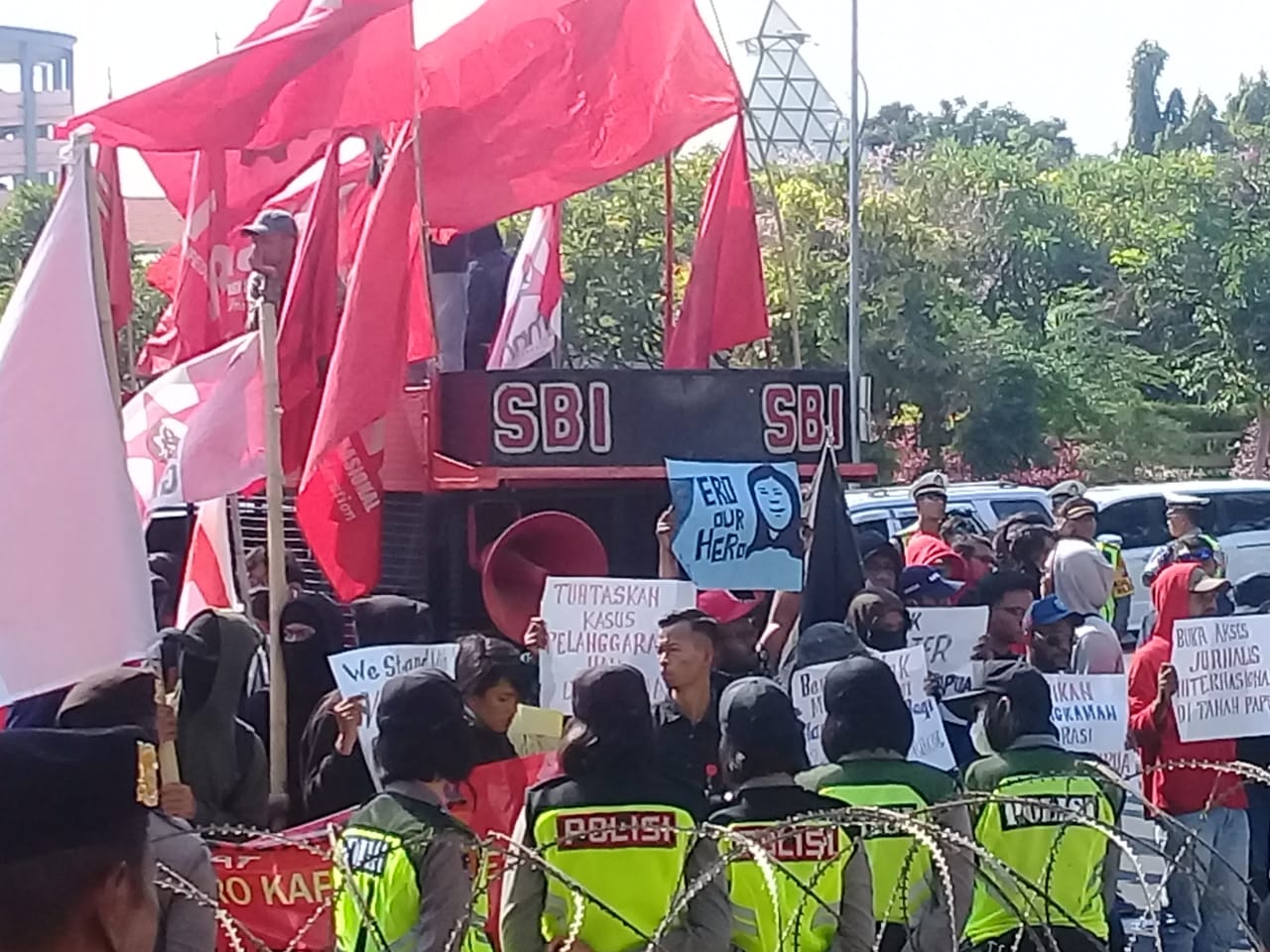 Ratusan massa dari GEBRAK Jatim meluruk Kantor Gubernu Jatim. (Foto: Faiq/ngopibareng.id)