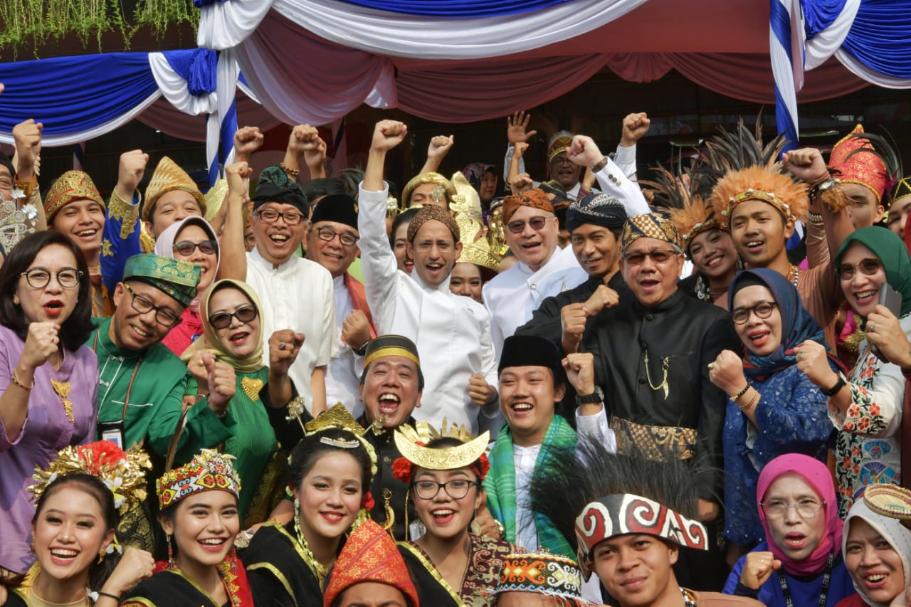 Mendikbud Nadiem Anwar Makarim bersama staf dan pegawai Kementrian Pendidikan dan Kebudayaan pada peringatan Hari Sumpah Pemuda di halaman Kantor Kemendikbud, Senin 28 Oktober 2019.( Foto: Asmanu/ngopibareng.id)