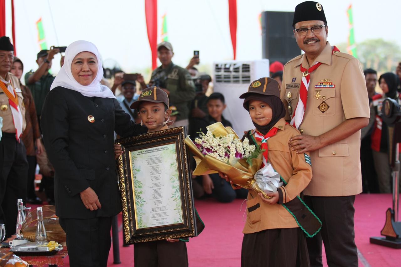 Gubernur Jatim Khofifah Indar Parawansa dan Ketua Kwarda Jatim Saifullah Yusuf berfoto bersama usai  penanaman secara simbolis pohon langka di Bumi Perkemahan Pramuka, Desa Kambingan, Cerme, Gresik. Gerakan tanam pohon menjadi penanda ground breaking Pembangunan Bumi Perkemahan dan Pusdiklatda Pramuka Jawa Timur.(Foto: Istimewa)