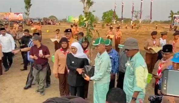 Gubernur Jawa Timur Khofifah Indar Parawansa bersama bersama dengan Presiden Direktur PT Smelting Hiroshi Kondo menyerahkan secara simbolis tanaman langka yang akan ditanam di di Bumi Perkemahan Pramuka, Desa Kambingan, Cerme, Gresik. (Foto: Istimewa)