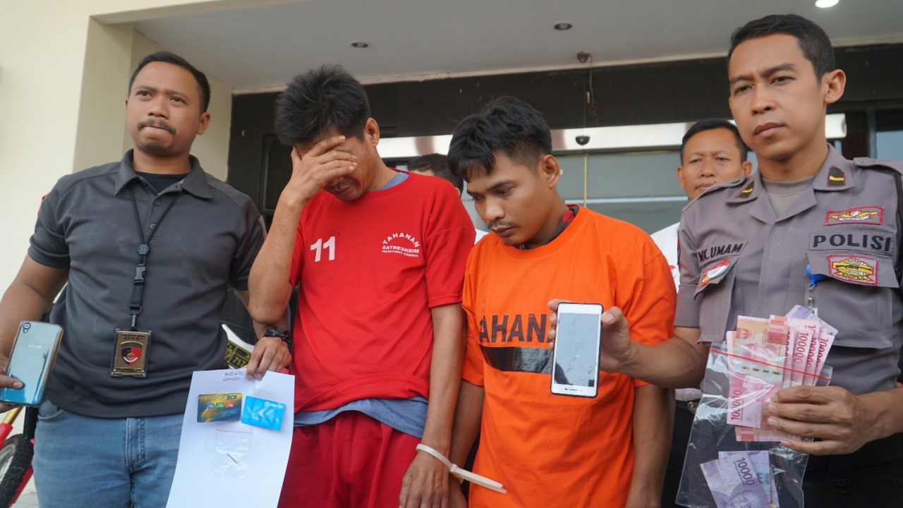 Kasus pembobolan ATM. Modus pelaku ganjal mesin ATM pakai tusuk gigi. (Foto: Faiq/ngopibareng.id)