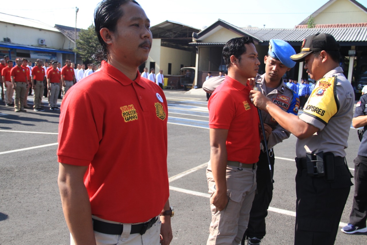 Kapolres Kediri, AKBP Ronie Faisal mengukuhkan satgas antibotoh untuk pengamanan pilkades serentak, Rabu, 30 Oktober 2019. (Foto: istimewa)