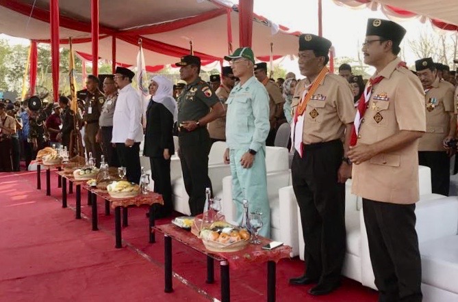 Gubernur Khofifah Indar Parawansa dan Forum Pimpinan Daerah serta Bupati Gresik dan Ketua Kwarda Pramuka Jatim Saifullah Yusuf. (Foto istimewa)