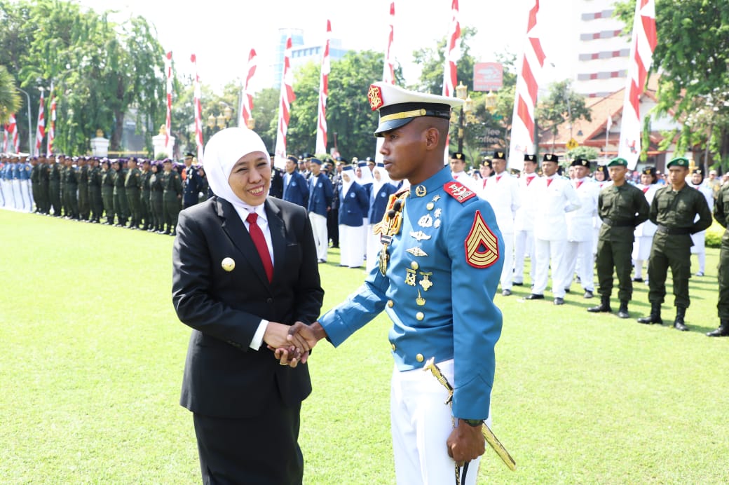 Gubernur Jatim Khofifah Indar Parawansa saat menyalami prajurit asal Papua di Grahadi dalam upacara Hari Sumpah Pemuda. (Foto: Istimewa)