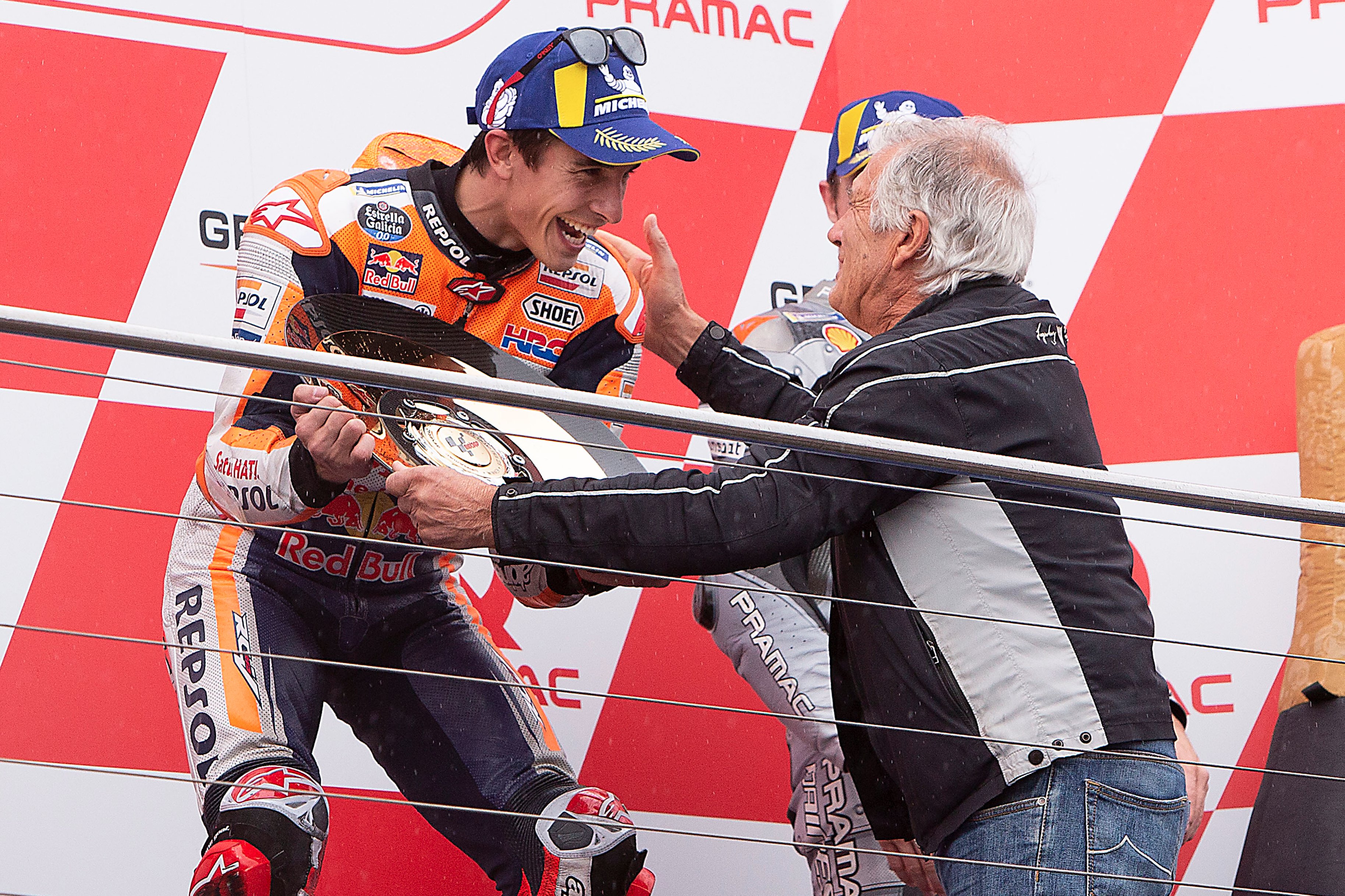 Giacomo Agostini saat memberikan ucapan selamat kepada Marc Marquez. Legenda MotoGP ini pun kagum dan percaya, bahwa Marc Marquez akan lampaui rekornya. (Foto: Twitter/@HRC_MotoGP)