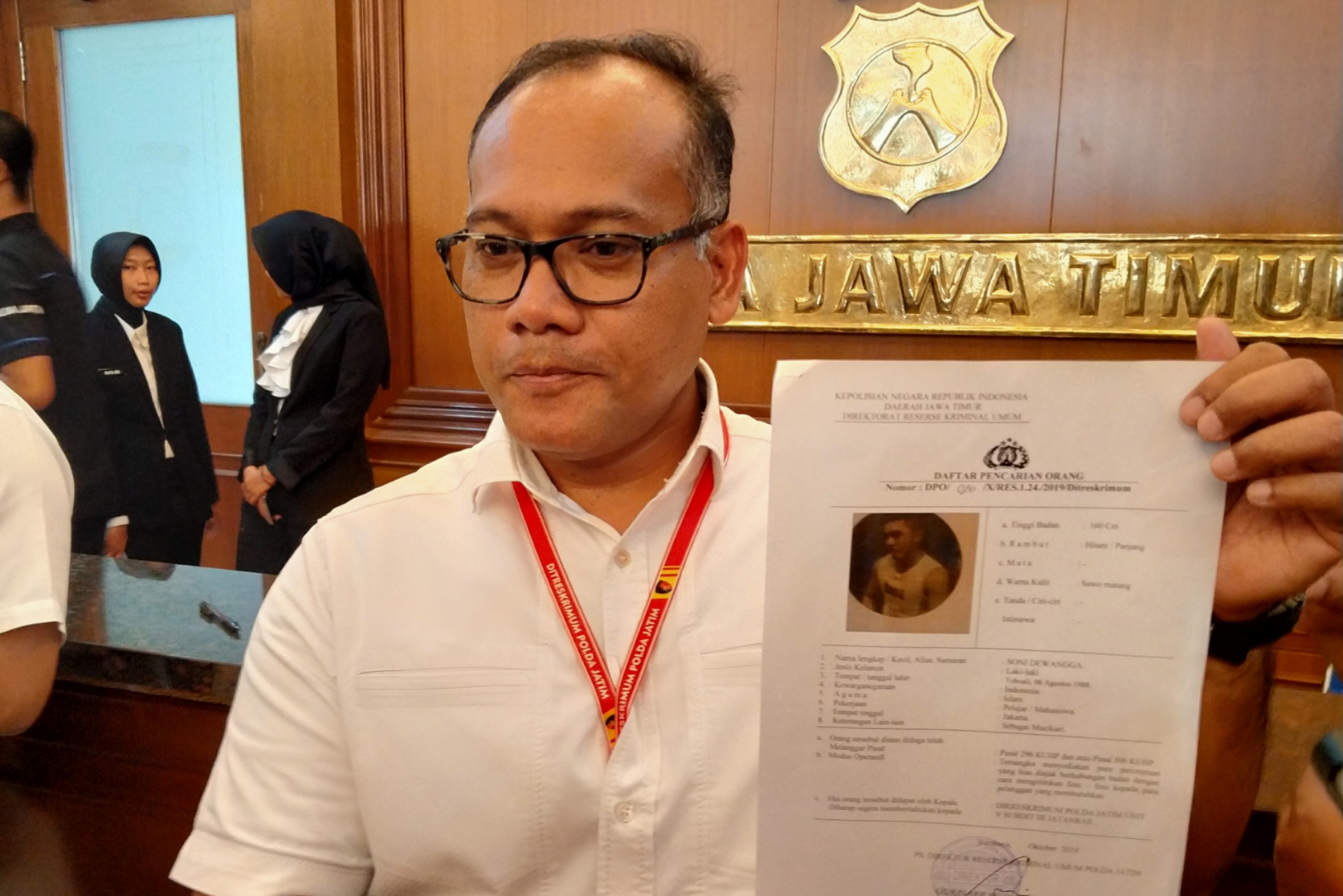 Dirkrimum Polda Jatim, Kombes Pol Gidion Arif Setyawan saat menunjukkan DPO atas nama Soni Dewangga di Gedung Mapolda Jatim, Surabaya, Selasa 29 Oktober 2019. (Fariz/ngopibareng.id) 