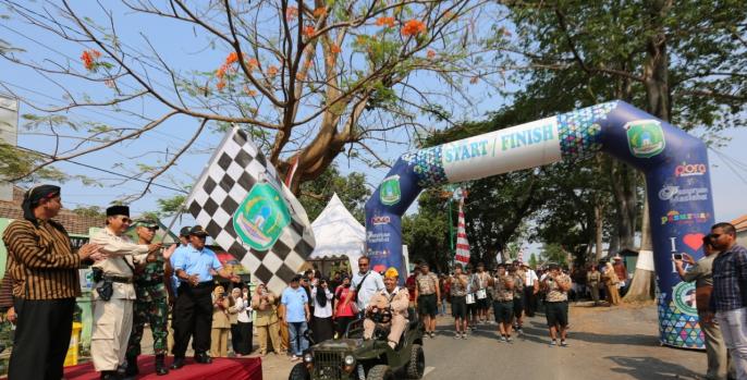 Bupati Pasuruan, Irsyad Yusuf melepas gerak jalan tempo doeloe, di lapangan Wrati, Kejayan. (Foto: Dok Humas)