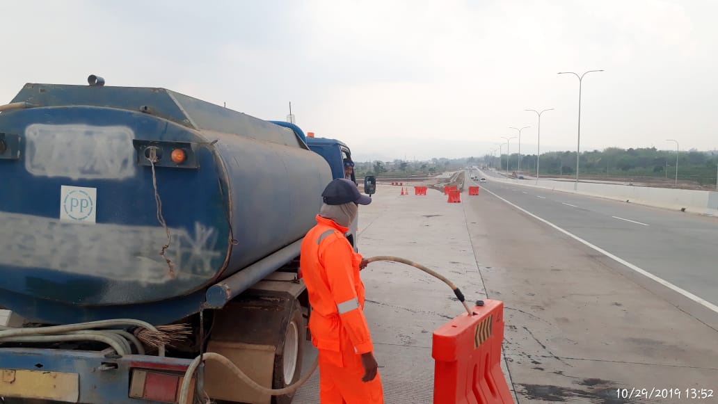 Petugas Jasa Marga saat memeriksa Water Barrier yang bocor di Tol Malang-Pandaan (dok:foto istimewa)