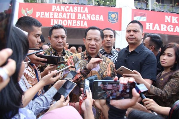 Menteri Dalam Negeri (Mendagri) Prof H.M. Tito Karnavian, Ph.D di depan para wartawan. (Foto: istimewa)