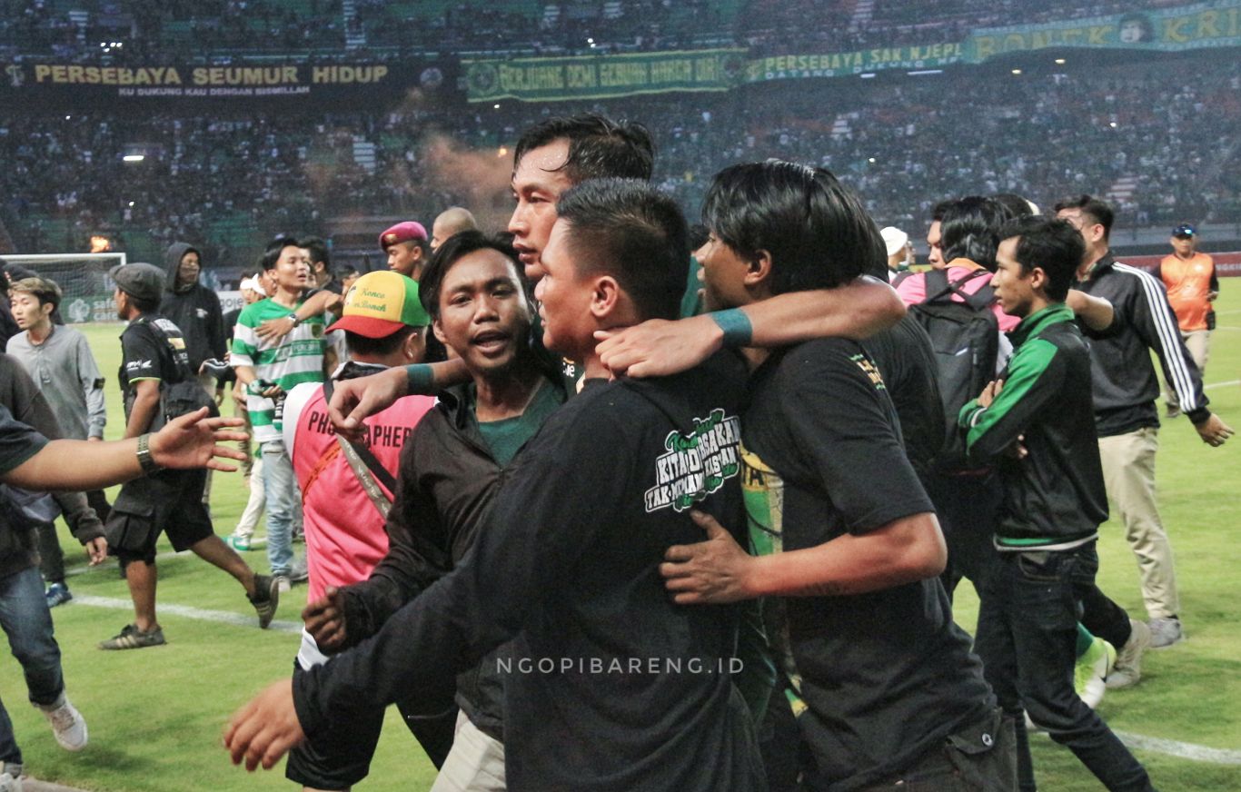 Bek Persebaya, Hansamu Yama saat bersama Bonek Mania usai laga lawan PSS Sleman, Selasa 29 Oktober 2019. (Foto: Haris/ngopibareng.id)