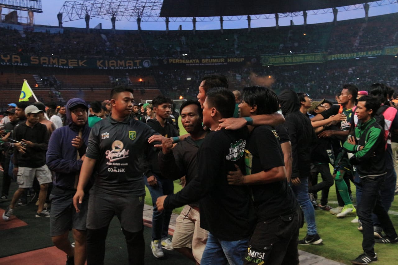 Bonek Mania marah dan melakukan protes keras setelah Persebaya kalah 2-3 dari PSS Sleman. (Foto: Haris/@Ngopibareng.id)